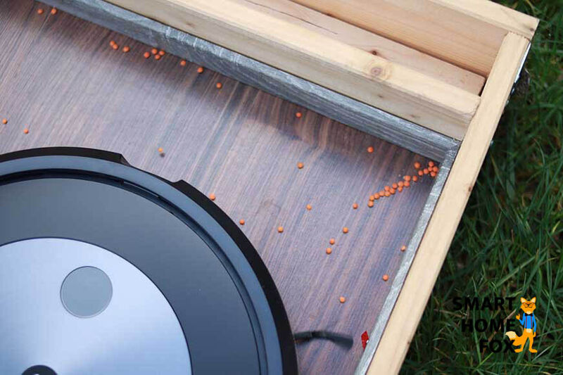 Der iRobot Roomba j7 reinigt in einer Ecke